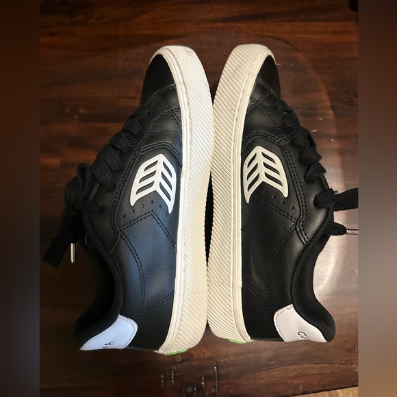 CARIUMA LOW TOP - BOYS SIZE 5.5 - Picture 2 of 5